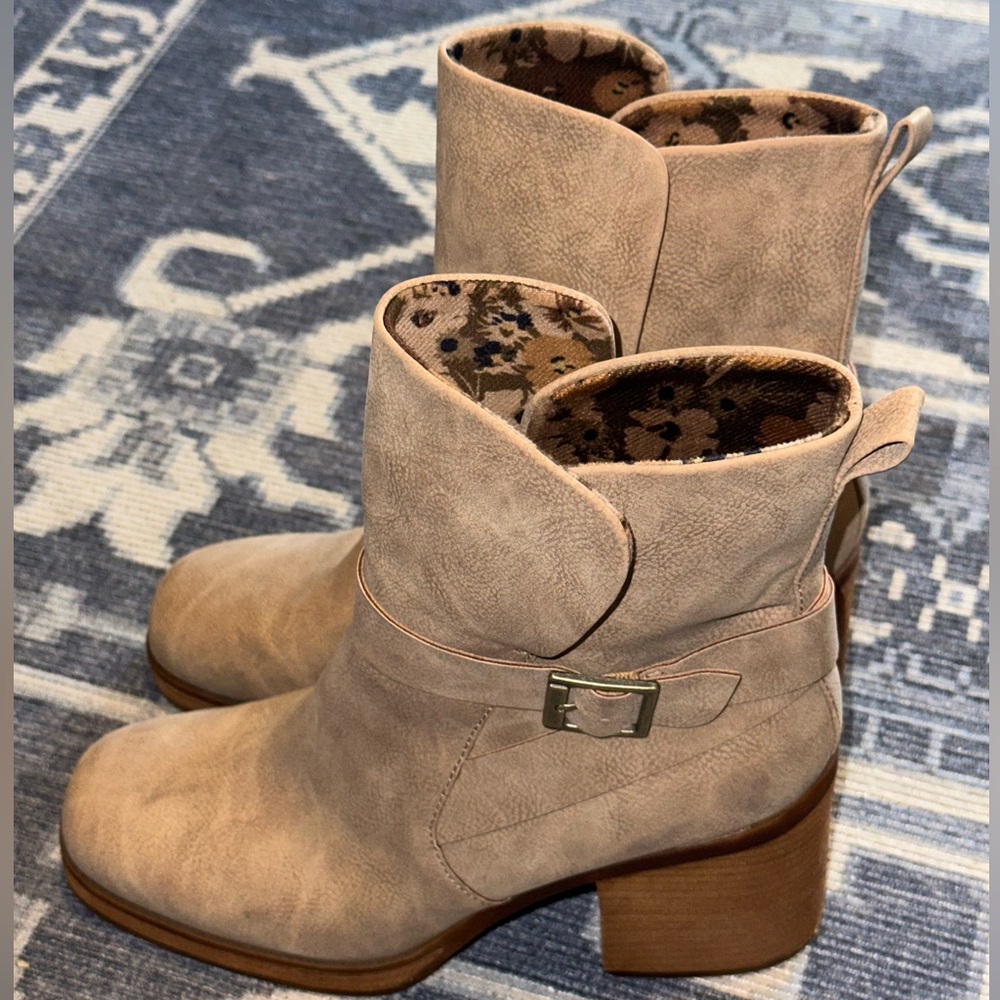 Korks tan heeled boots size 10